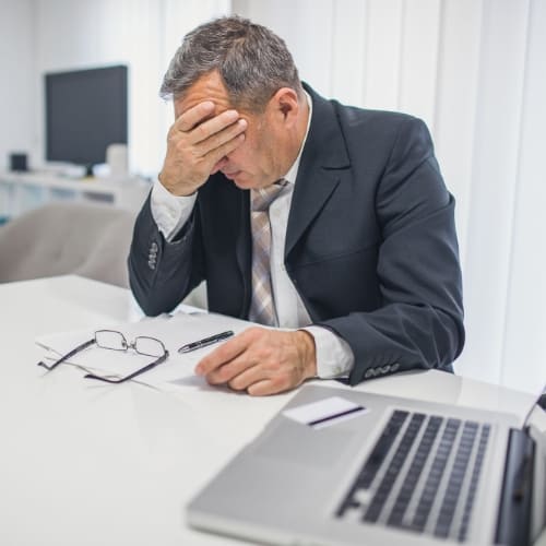 Empreendedor preocupado com o futuro da empresa