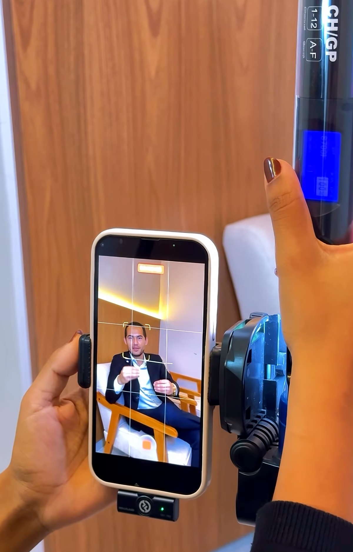 Celular gravando médico em vídeo vertical