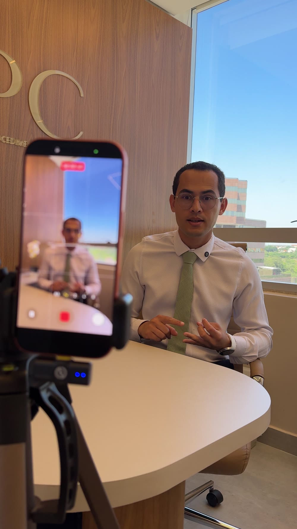 Celular no tripé gravando o Dr. Paulo Edson
