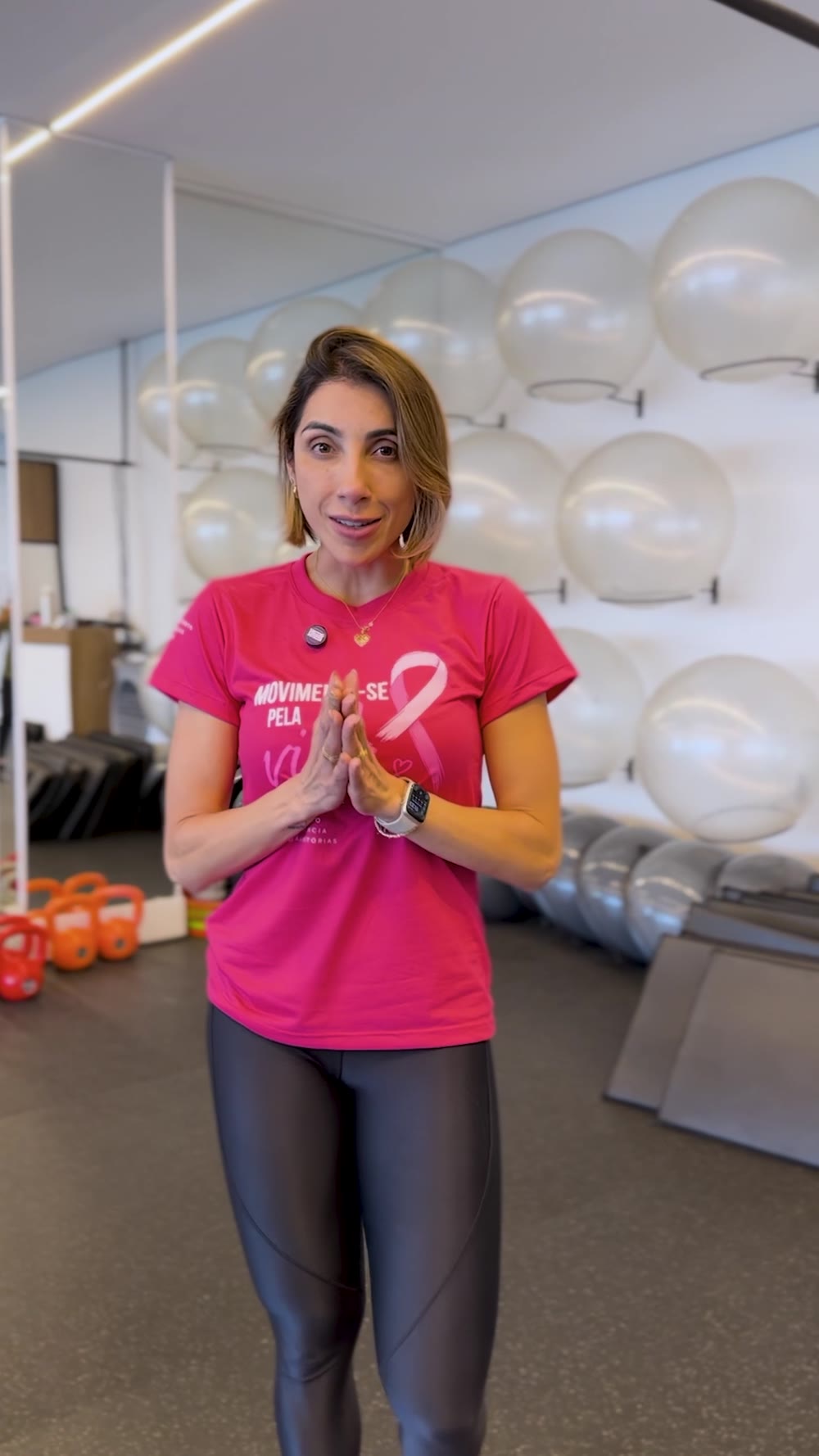 Gabi Silvano, da SlimFit Jardim Botânico, gravando depoimento
