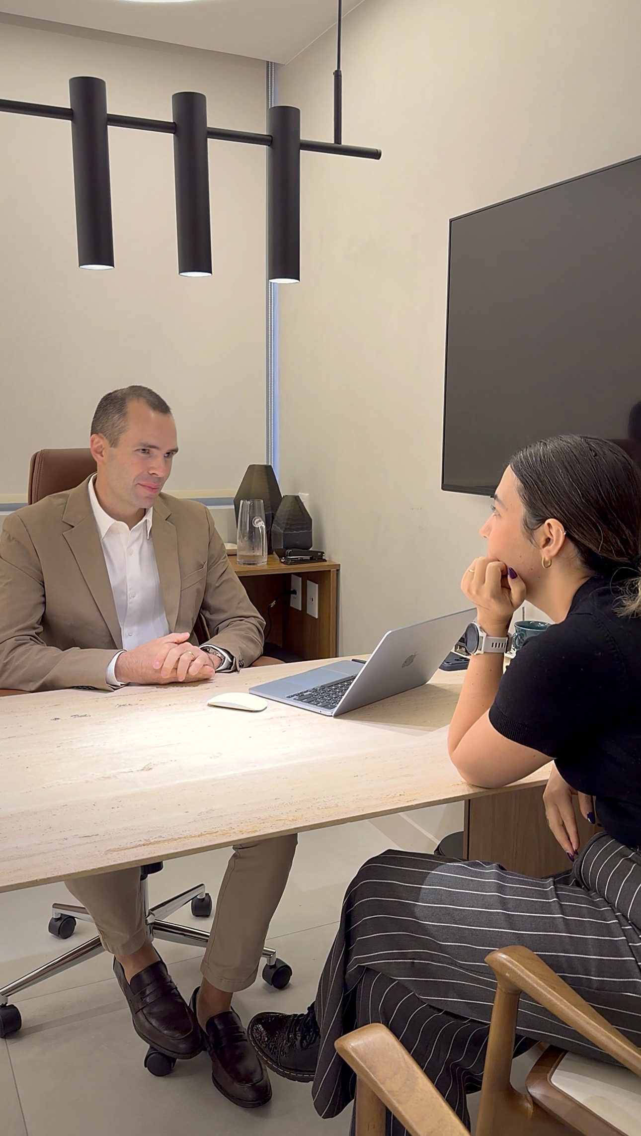Gravação de entrevista com médico em consultório