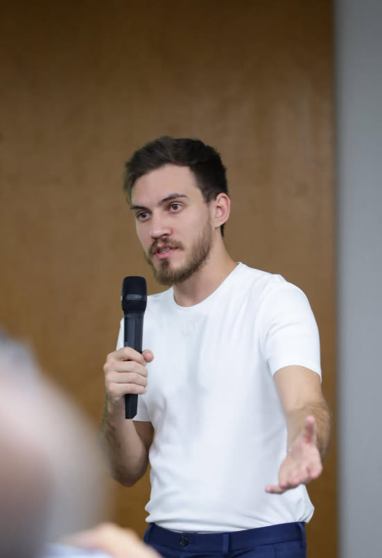 Henrique Nascimento, da VIZI, em treinamento para equipes de saúde