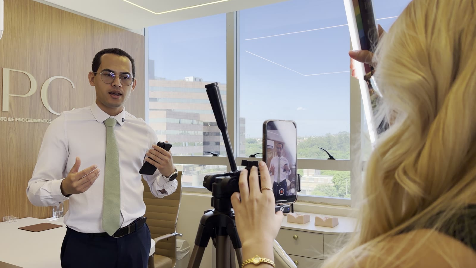 Médico gravando conteúdo com a equipe VIZI
