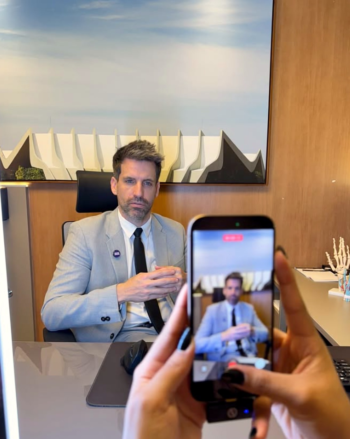 Médico gravando no consultório